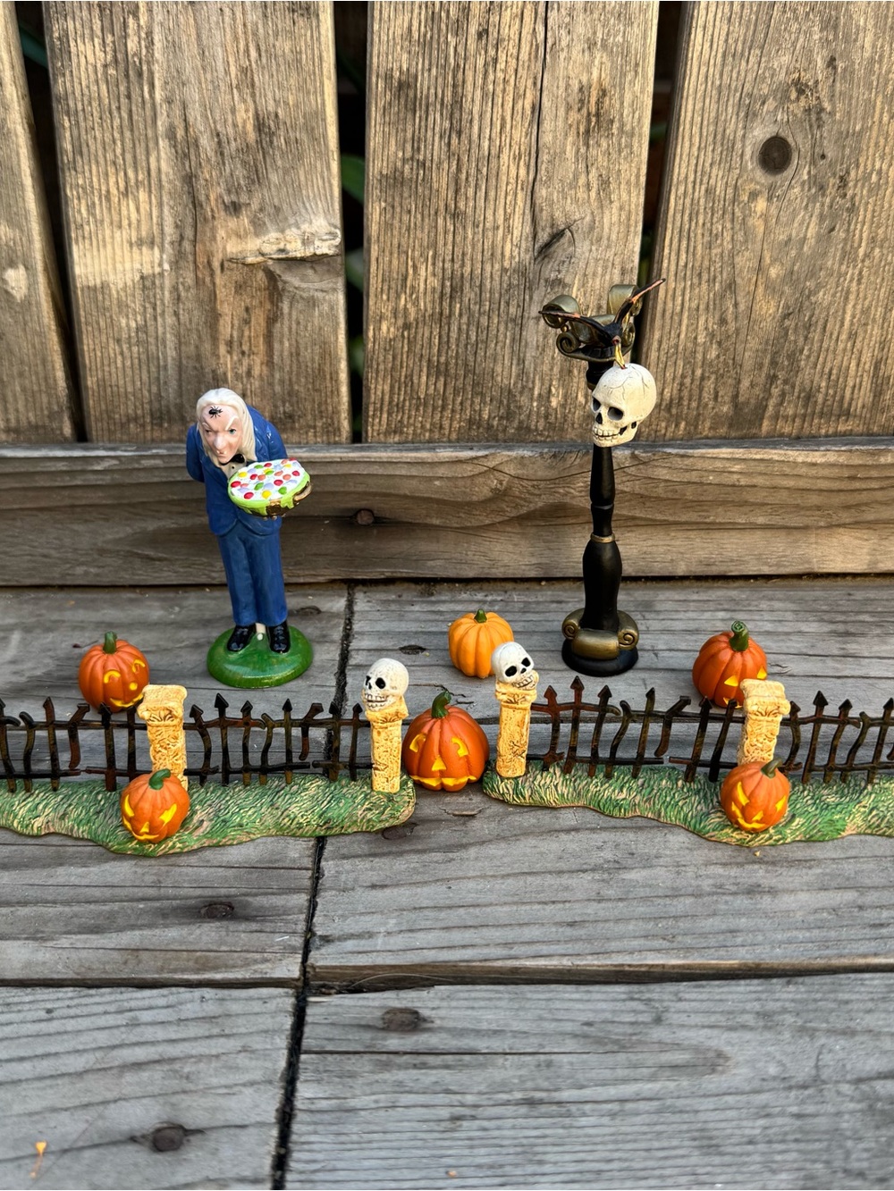 Department 56 Halloween Village Spooky Fence, Butler & Lamppost Set